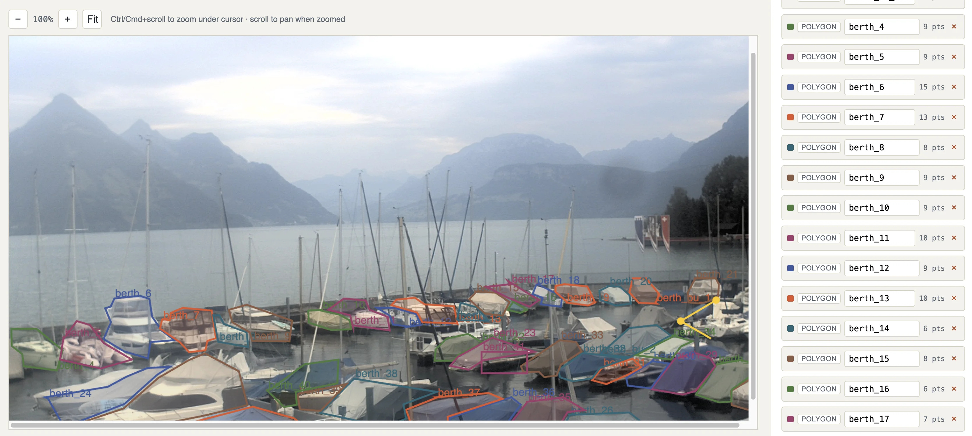 Im ROI-Picker zeichne ich pro Boot den Bildbereich ein, dessen Pixel analysiert werden. Screenshot der Webapp mit eingezeichneten Rechtecken über einzelnen Bootsplätzen